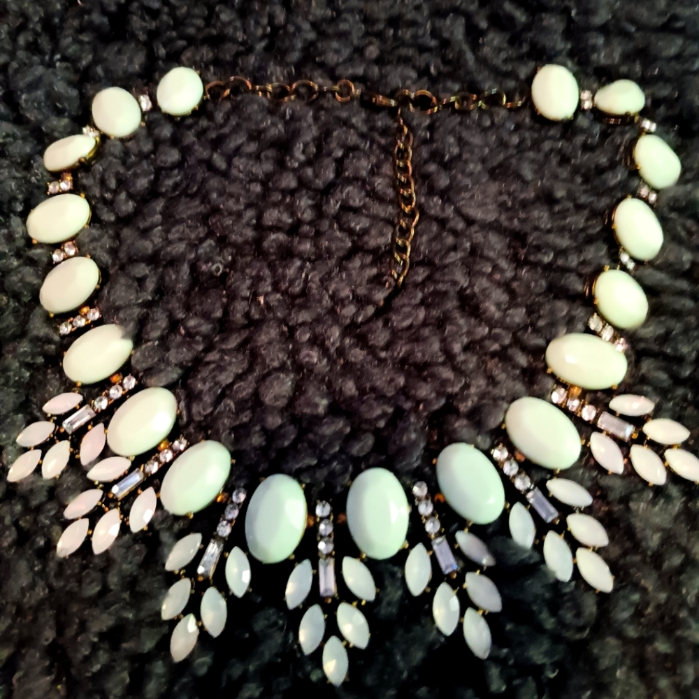 Necklace the color is light green